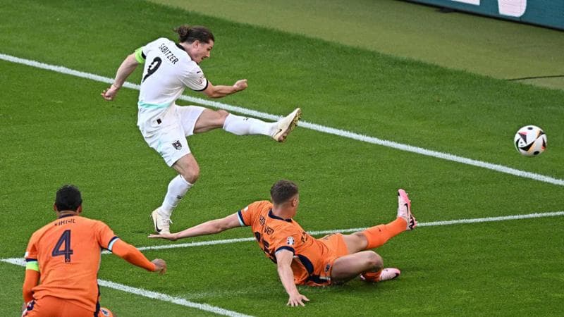 Sabitzer scaglia il sinistro della vittoria austraiaca