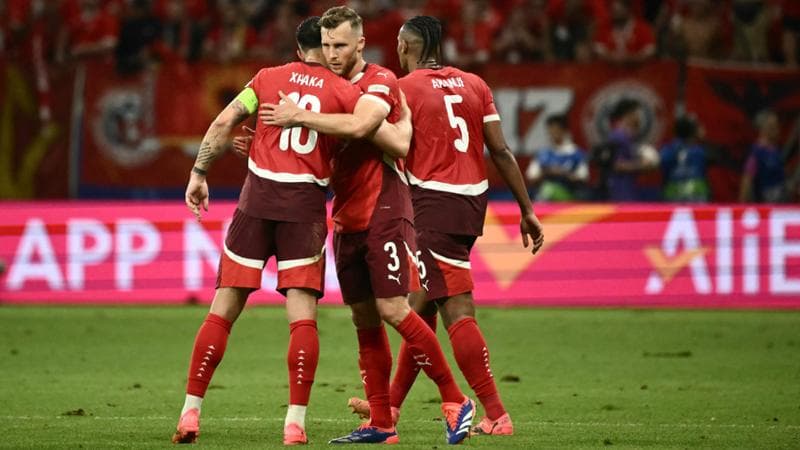 Widmer abbraccia Xhaka: salterà l'Italia per squalifica