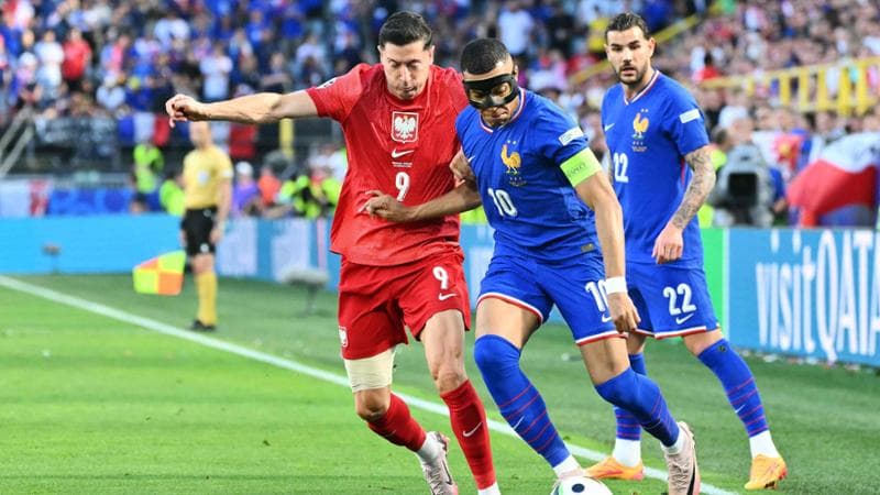 Colpo al naso infortunato, Mbappè a Lewandowski: “Figlio di p…”