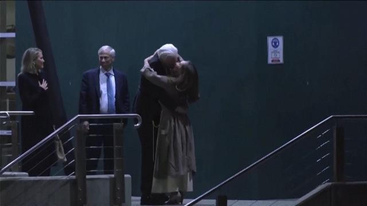 Assange bacia appassionatamente la moglie e abbraccia suo padre al rientro in Australia