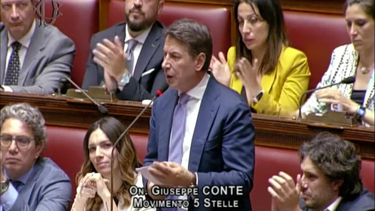 Conte fa il verso a Meloni: "Ragazzi, svegliatevi in Ue"