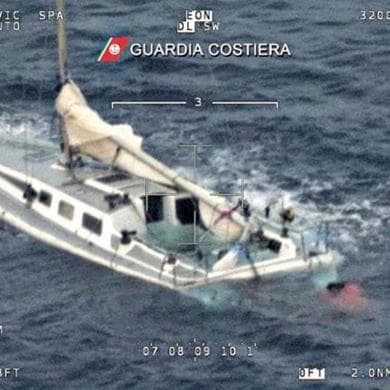 Naufragio nello Ionio, ragazzina stuprata e uccisa sulla barca che affondava. Arrestato uno dei superstiti