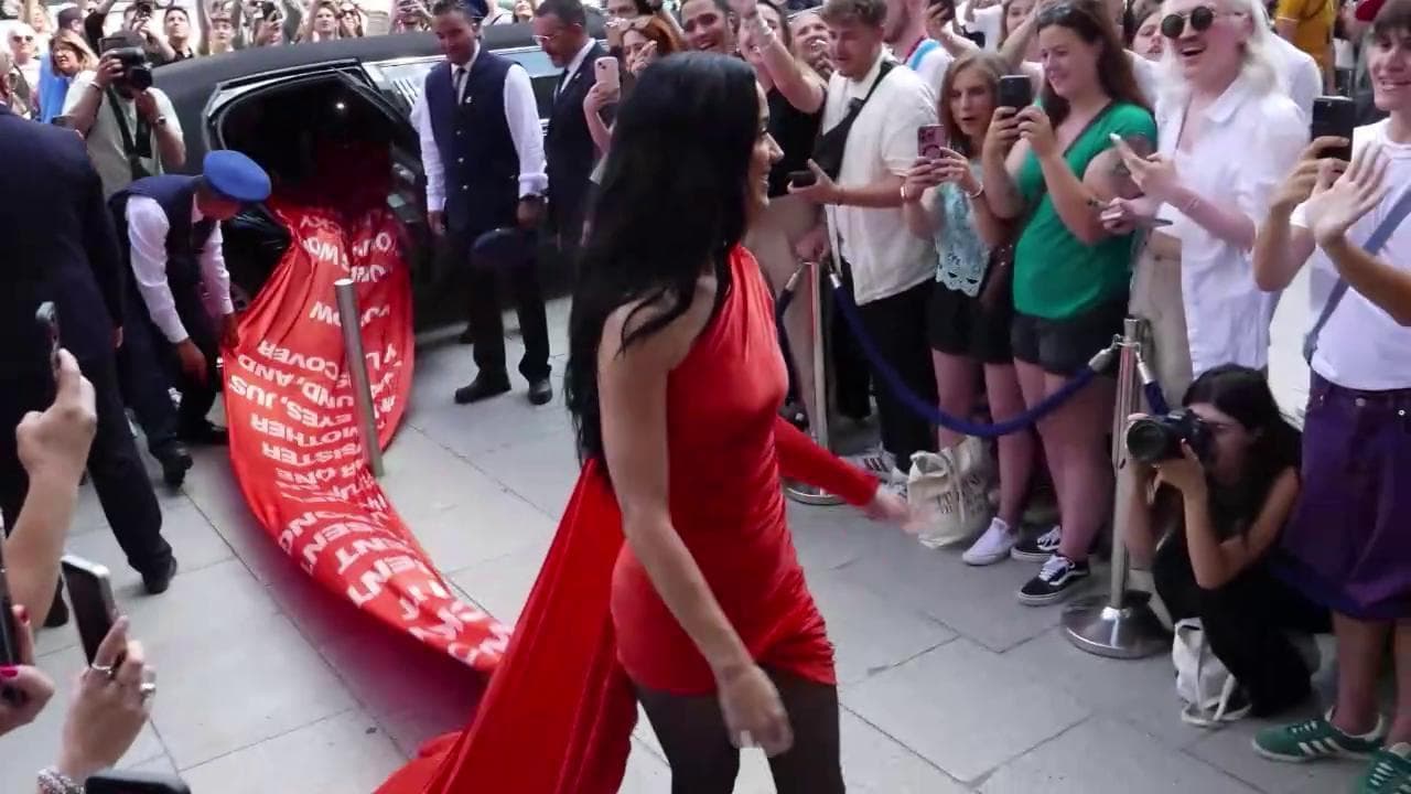 Katy Perry indossa un vestito con il testo del nuovo singolo: per srotolare lo strascico servono quasi due minuti