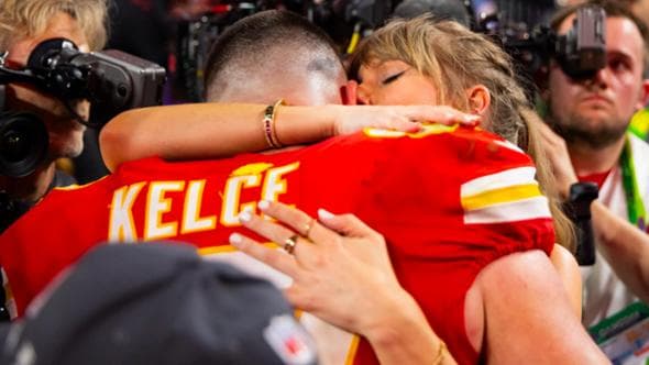 La love story tra la pop star Taylor Swift e il campione dei Chiefs Travis Kelce ispira un film con la benedizione della Nfl: “Holiday Touchdown”
