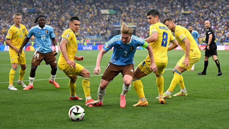 De Bruyne accerchiato dai giocatori dell'Ucraina