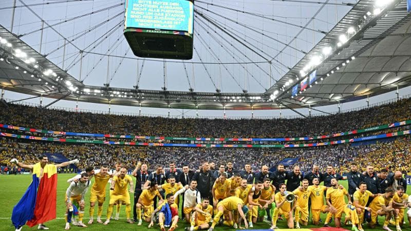 La festa dei giocatori della Romania. Con la Slovacchia a braccetto agli ottavi