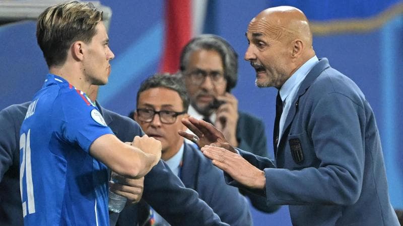 Nicolò Fagioli ascolta Luciano Spalletti prima di entrare in campo con la Croazia
