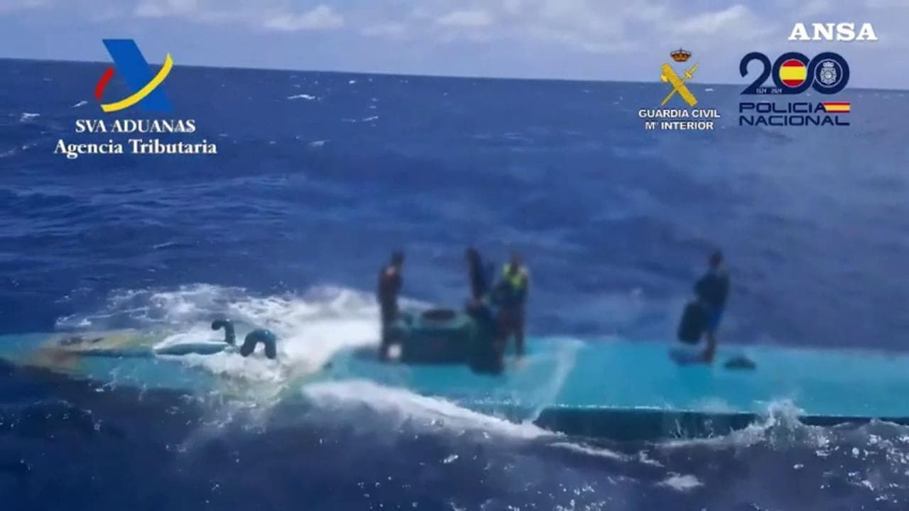 Spagna, le immagini della caccia al sommergibile della droga: i narcos lo affondano prima di essere arrestati
