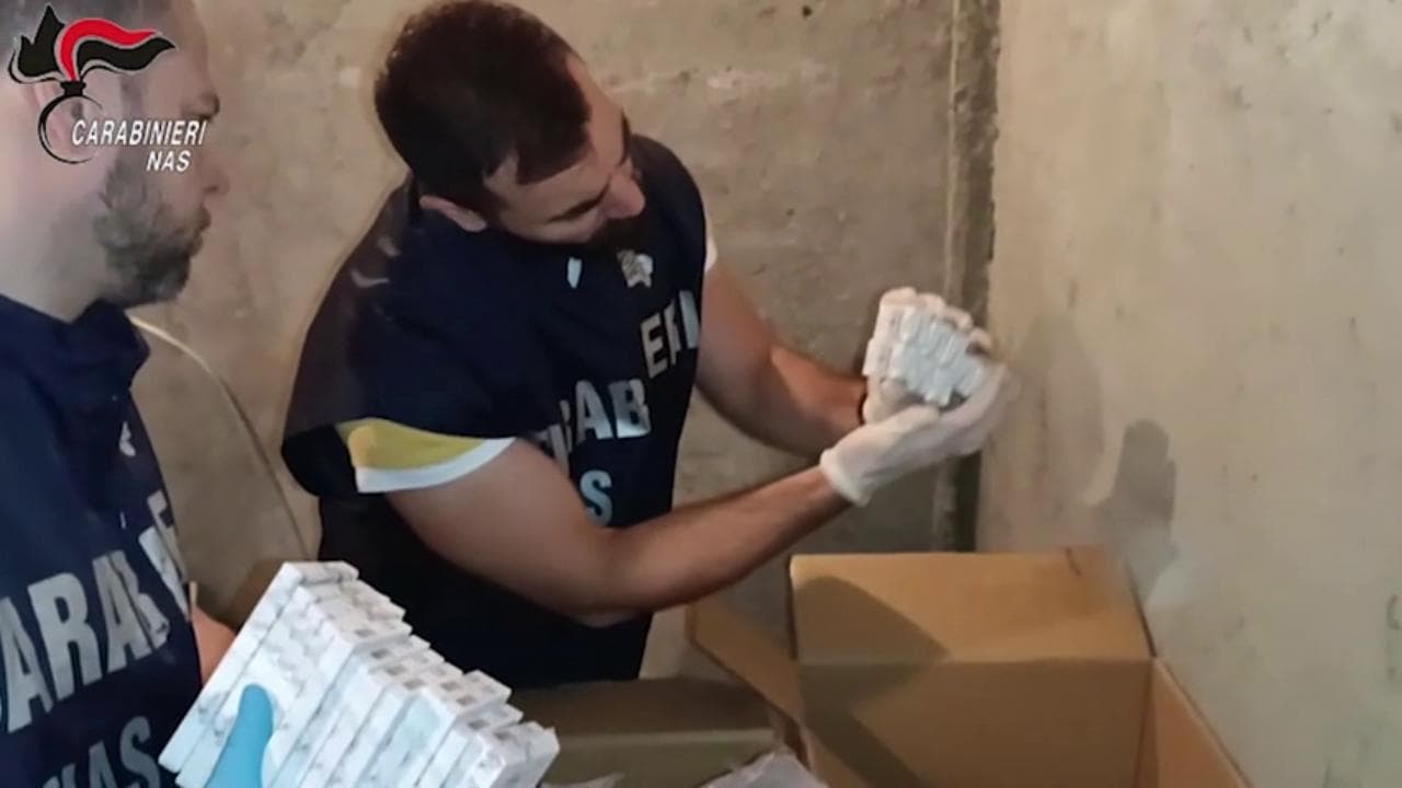 Traffico di anabolizzanti, sette arresti del Nas: le immagini del magazzino illegale di farmaci