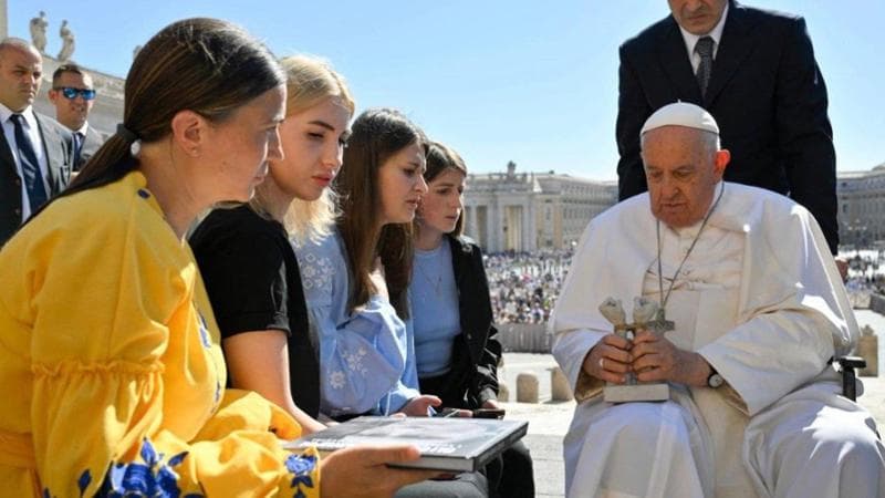 Le mogli dell’Azovstal a udienza dal Papa: “Ci aiuti a riabbracciare i nostri mariti, sono gli eroi di Mariupol”