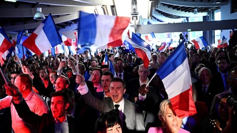 a festa dei sostenitori del Rassemblement National, il partito di Marie Le Pen, dopo la vittoria alle elezioni europee (Ulien De Rosa/Afp via Getty Images)