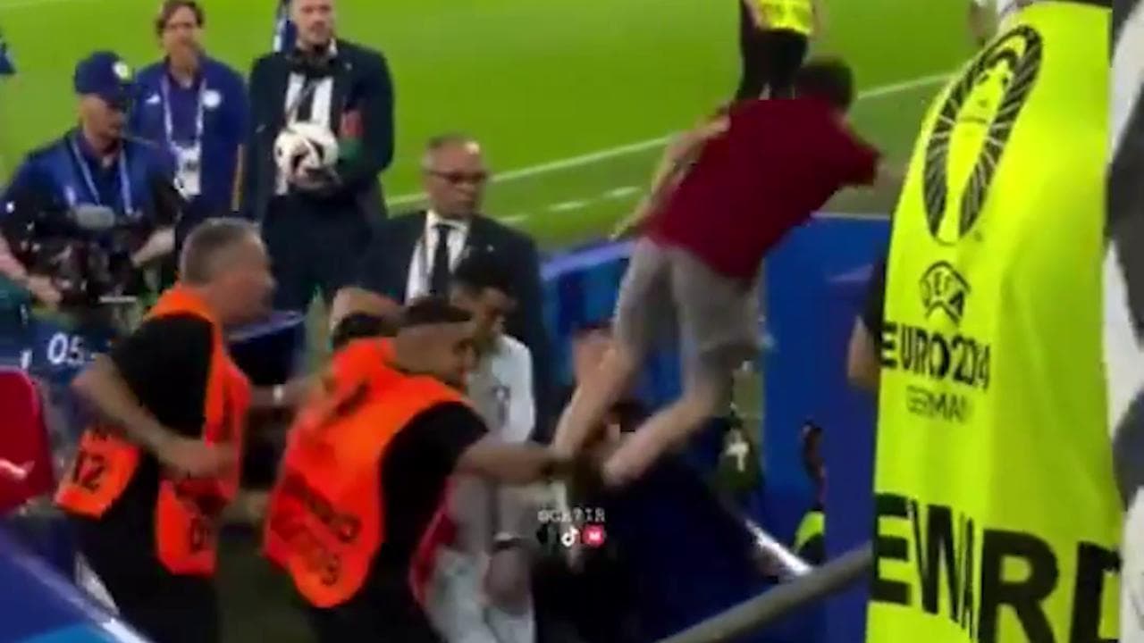 Euro 2024, follie per un selfie con Cristiano Ronaldo: il tifoso vola dalle scale
