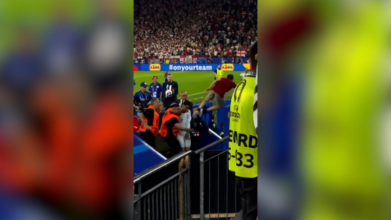 Euro 2024, follia per un selfie con Cristiano Ronaldo: il tifoso vola dalle scale