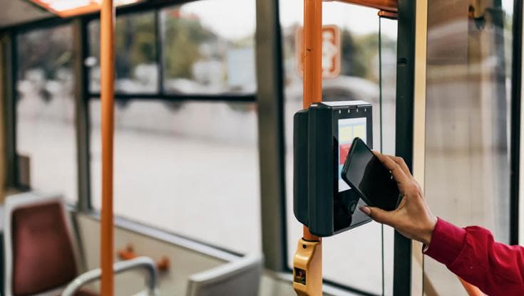 I pagamenti digitali si muovono velocemente sui mezzi di trasporto pubblici