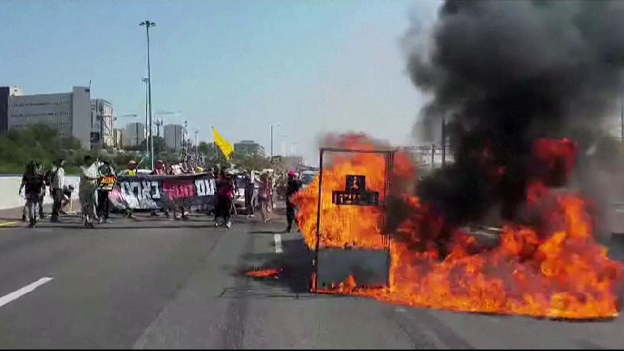 Israele, protesta contro il governo: bloccate le autostrade con barricate di fuoco