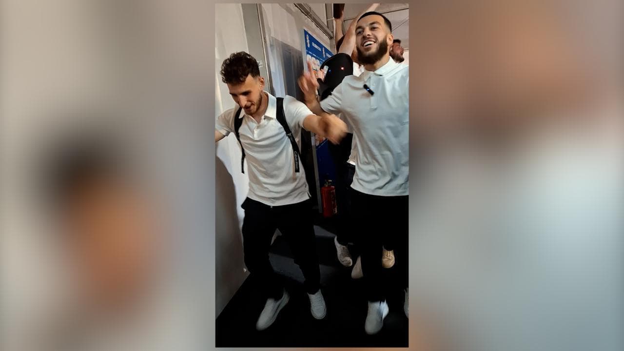 Euro 2024, i giocatori della Georgia scatenati dopo la qualificazione agli ottavi: cantano e ballano davanti ai giornalisti