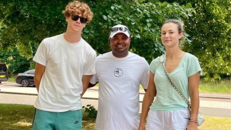 Jannik Sinner e Anna Kalinskaya insieme a un tifoso