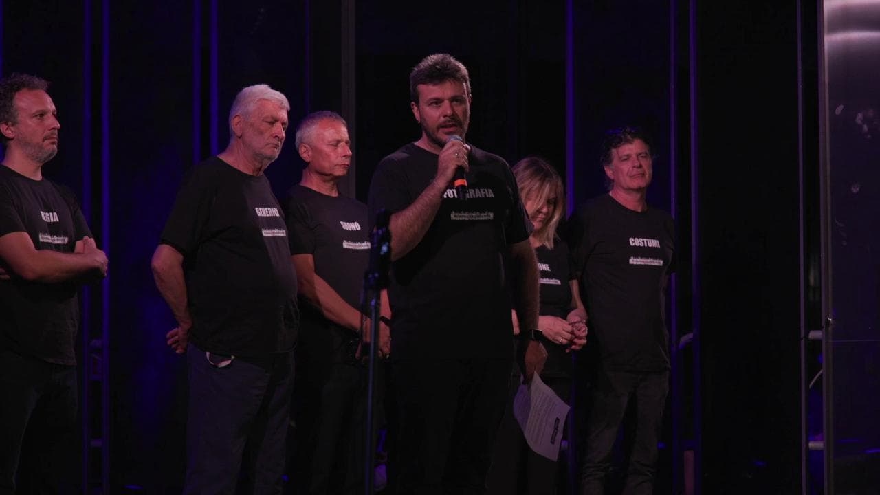 Nastri d'argento, sul palco la protesta dei lavoratori spettacolo: la solidarietà dei premiati, da Paola Cortellesi a Elio Germano e Michele Riondino