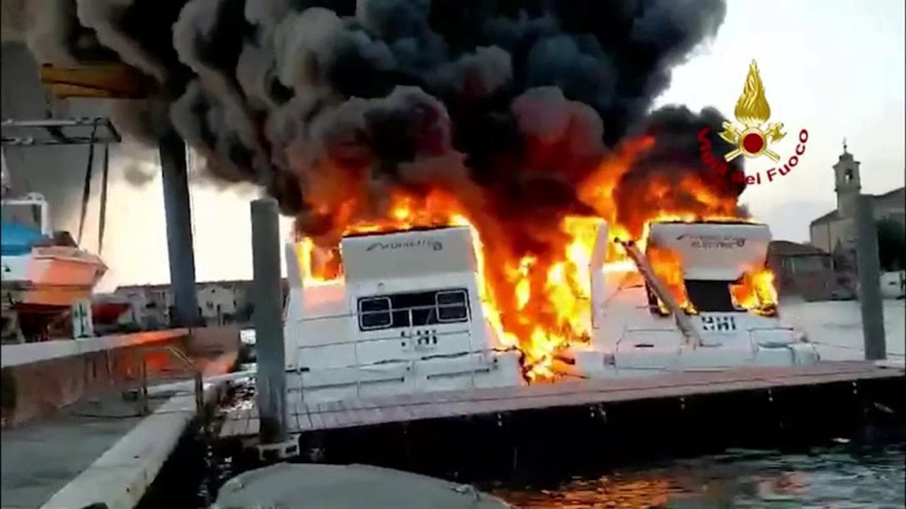 Esplosione e incendio in un cantiere navale a Murano, le fiamme avvolgono le imbarcazioni