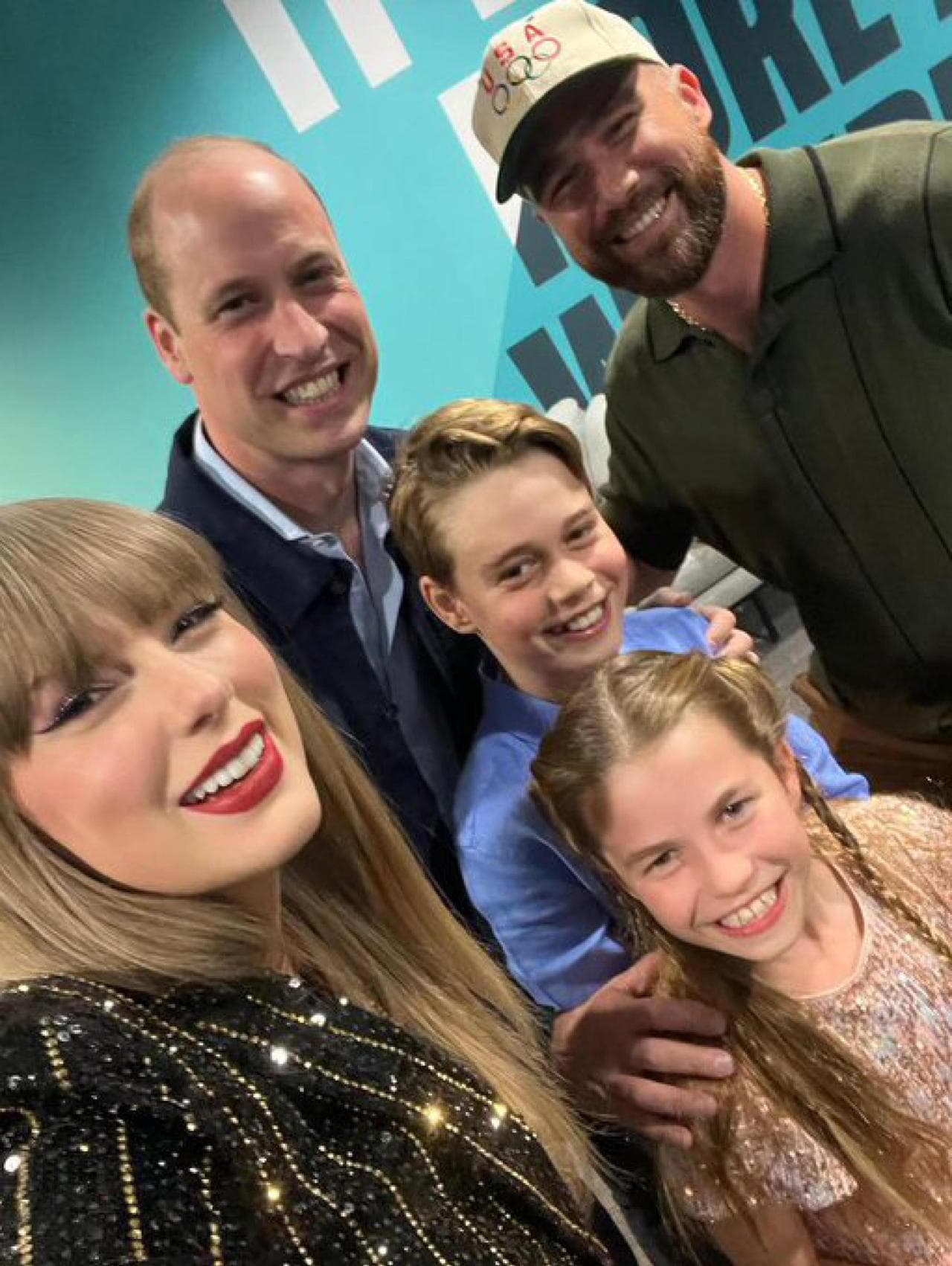 Il selfie con i principi William. George e Charlotte e il fidanzato Travis Kelce