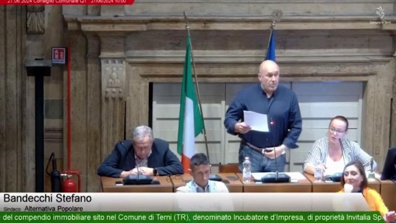Terni, Bandecchi 'abbaia' ai consiglieri comunali: fa il verso del cane e lascia l'aula