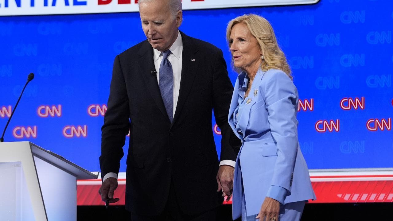 Elezioni Usa, Biden affaticato alla fine del dibattito: la moglie Jill lo aiuta a scendere dal palco