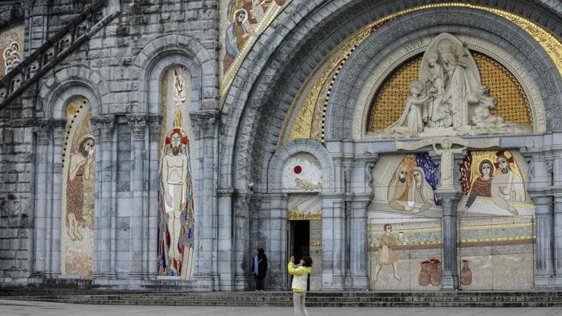 I mosaici di Rupnik agitano la Chiesa. Le vittime: “Rimuoveteli”. Il cardinale O’Malley scrive al Vaticano: “Possono offendere le vittime”