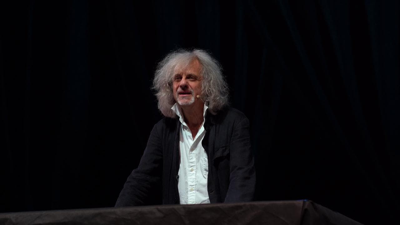 Festival della Bellezza. La lectio d'artista di Alessandro Bergonzoni al Castello Sforzesco di Milano