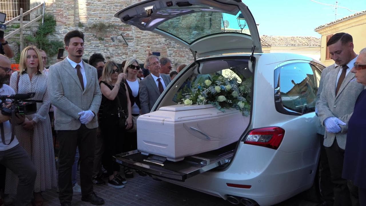 Funerali di Thomas Luciani, chiesa gremita per ultimo saluto al 17enne