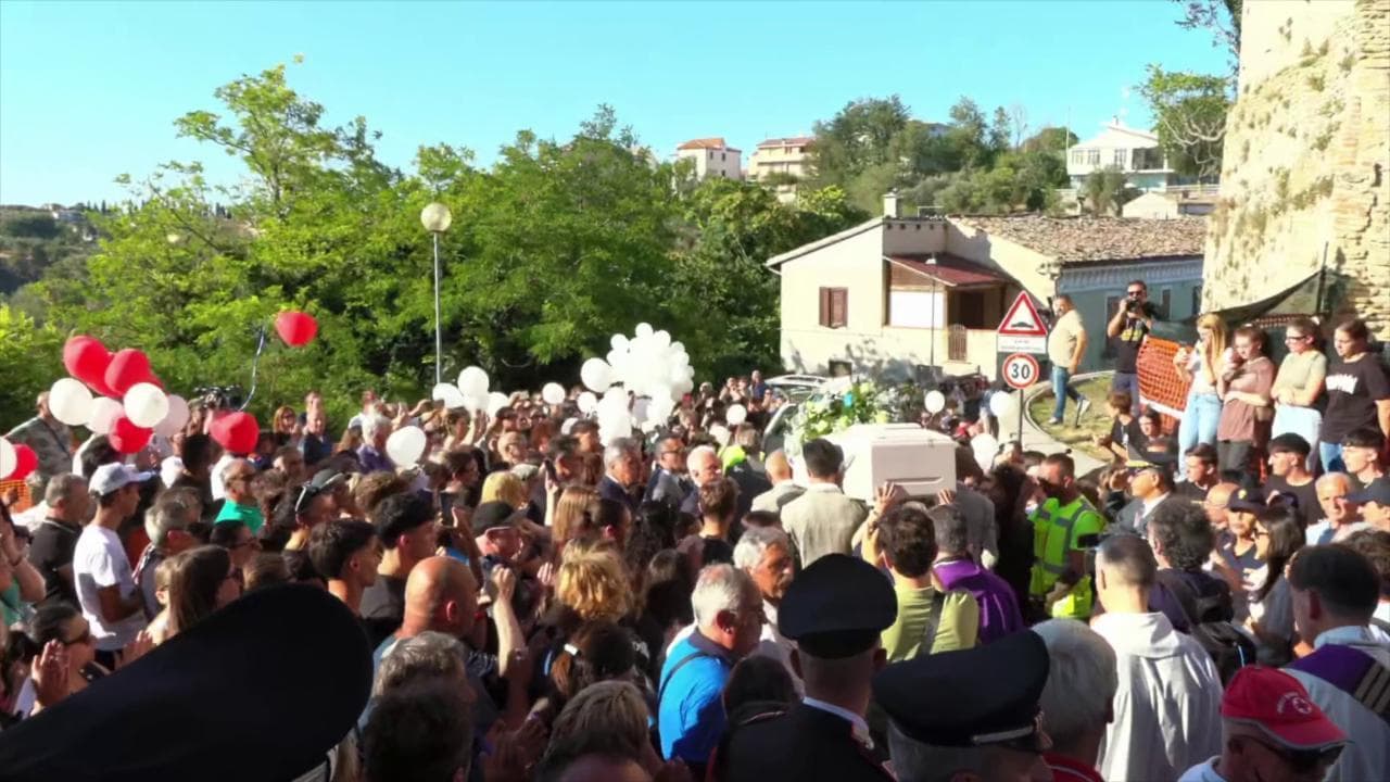 Addio a Thomas Luciani, l'uscita del feretro dalla chiesa