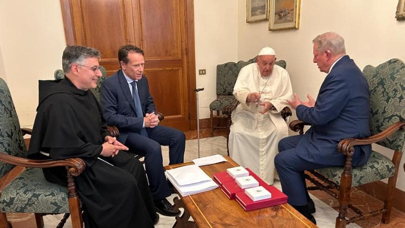 Al Gore bacchetta l’Italia: “Troppi soldi per il gas. Bene il Vaticano sul fotovoltaico”
