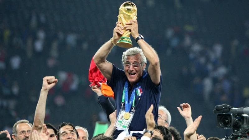 Marcello Lippi con la Coppa del mondo 2006
