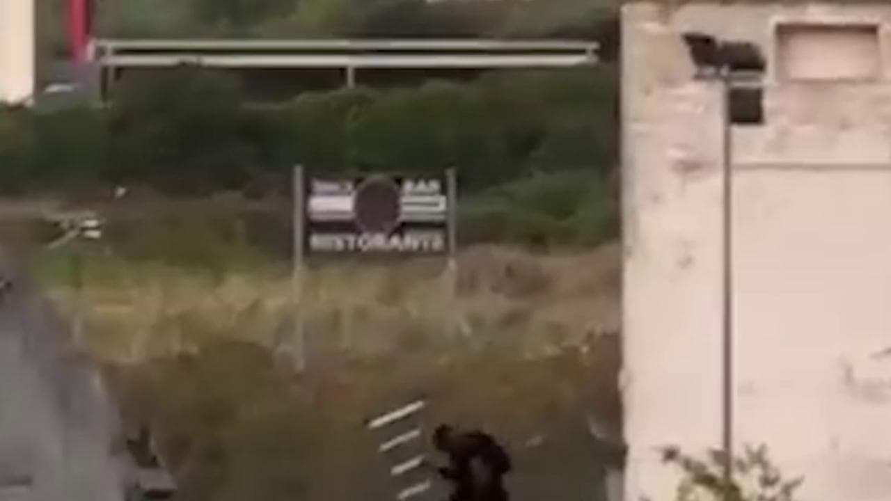La banda che scavalca il muro, l'auto ribaltata, la fuga: le immagini dell'assalto alla Mondialpol di Sassari