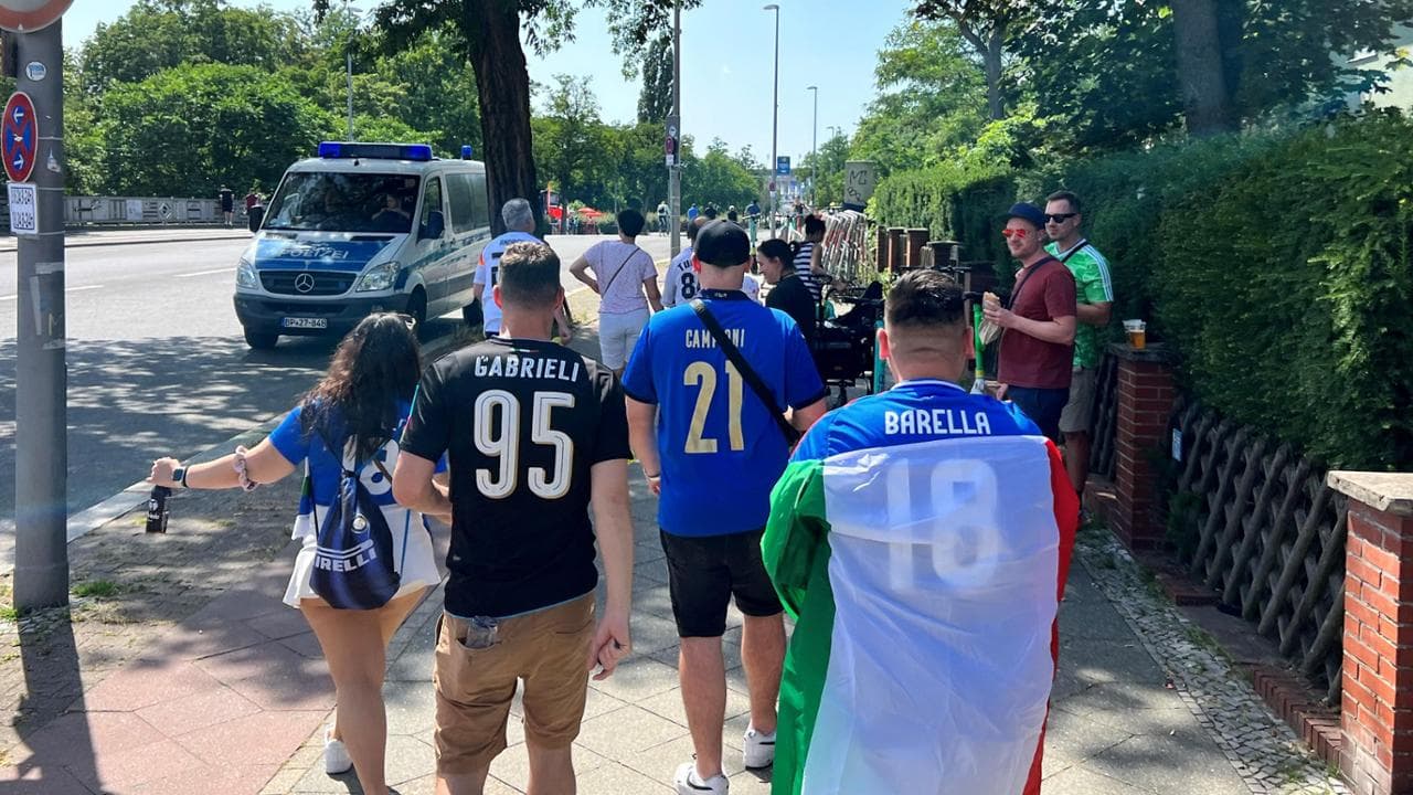Tifosi azzurri verso lo stadio per Svizzera-Italia