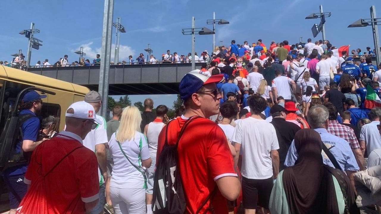 I tifosi svizzeri verso lo stadio