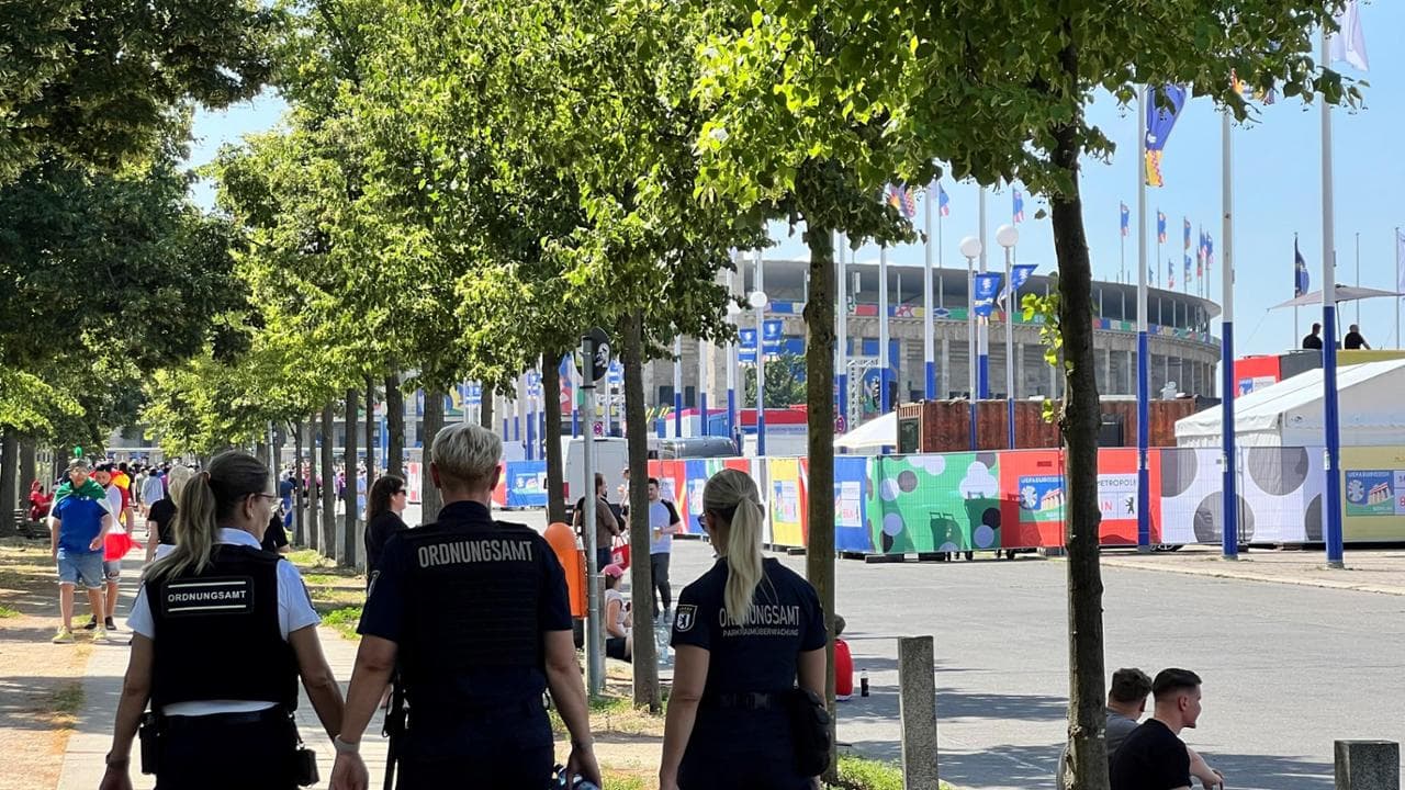 La polizia intorno allo stadio di Berlino