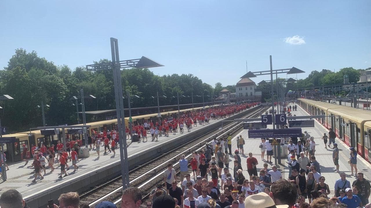 Mille tifosi alla fermata della metro Olympiastadion