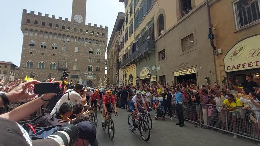 Il via del Tour de France in Piazza della Signoria, a Firenze