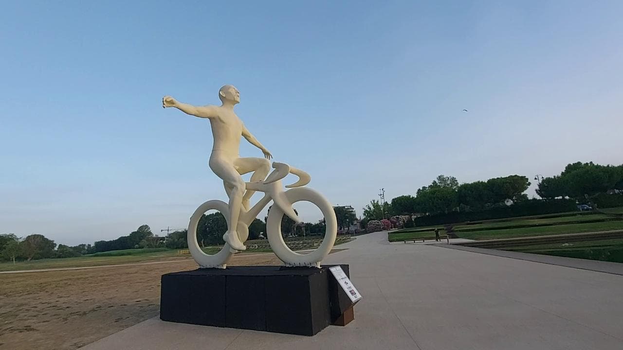 Pantani, Rimini gli dedica un nuovo monumento: è alto 5 metri