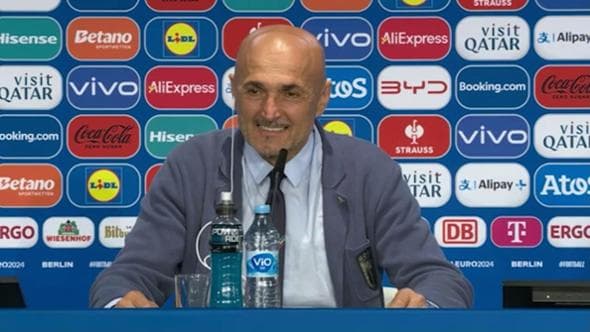 "L'Italia una Panda, la Svizzera una Ferrari". Spalletti risponde così alla provocazione del giornalista svizzero
