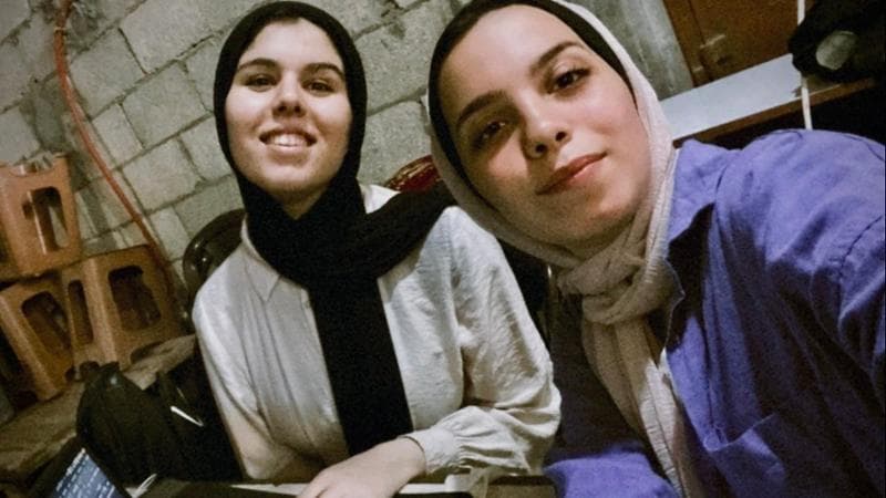 La sfida degli universitari di Gaza: rimanere vivi e laurearsi. Il 9 luglio sessione online. Il messaggio alla relatrice italiana:“Ecco il mio compito, poi userò la carta per accendere il fuoco”