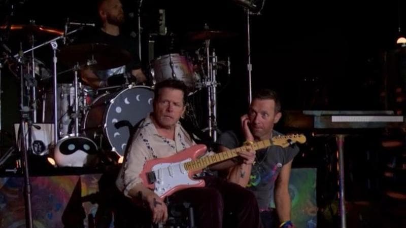 Coldplay, sorpresa al festival di Glastonbury: sul palco c’è Michael J. Fox