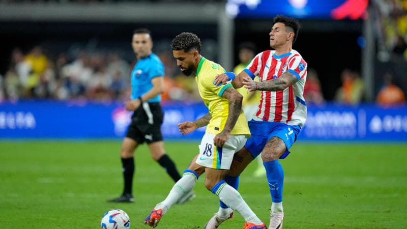 Douglas Luiz in azione con la nazionale brasiliana