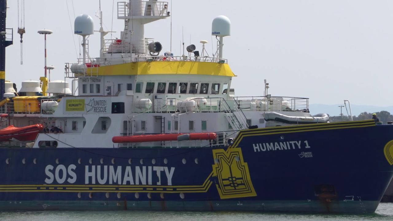 La nave Sos Humanity entra in porto a Catania: salvi 186 naufraghi soccorsi al largo di Siracusa