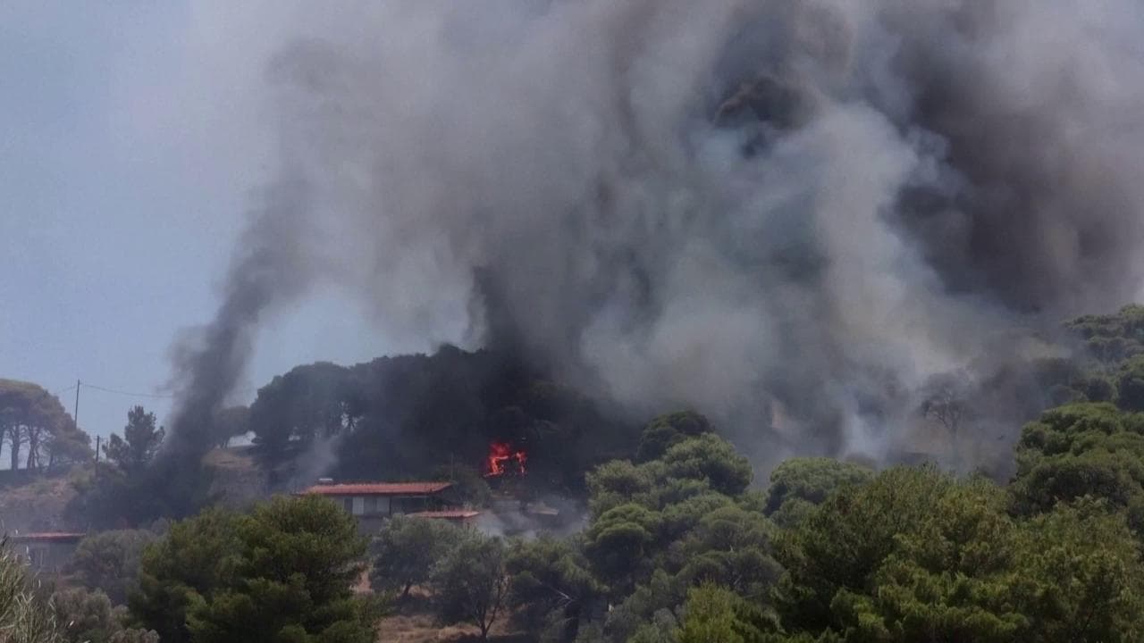 Emergenza incendi in Grecia: centinaia di pompieri impegnati a nord di Atene