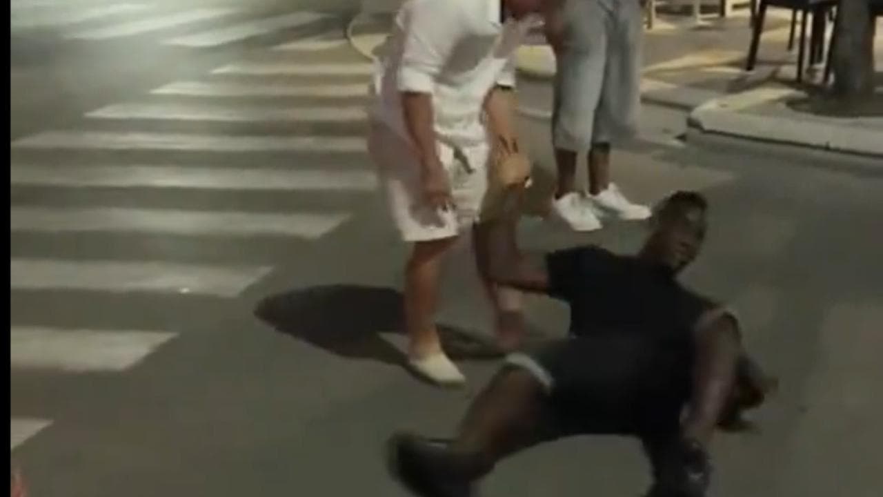 Balotelli non riesce a reggersi in piedi dopo una serata in vacanza