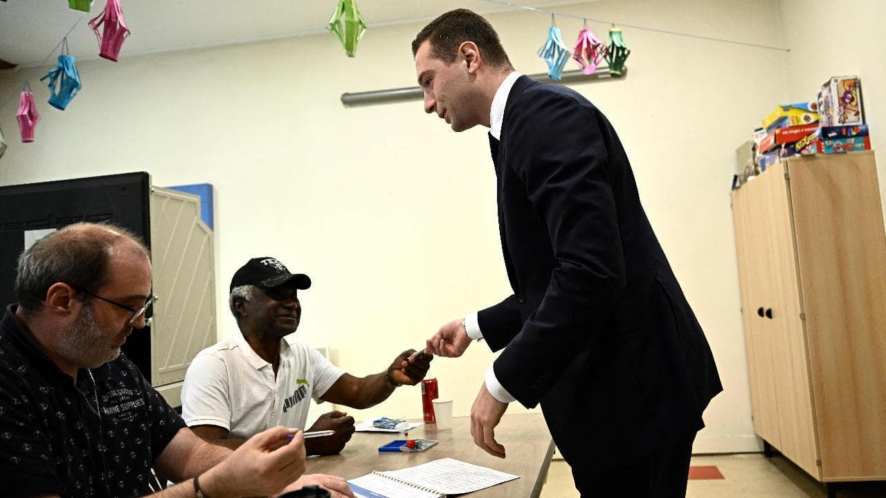 Elezioni in Francia: Bardella, il delfino di Marine Le Pen, vota al seggio