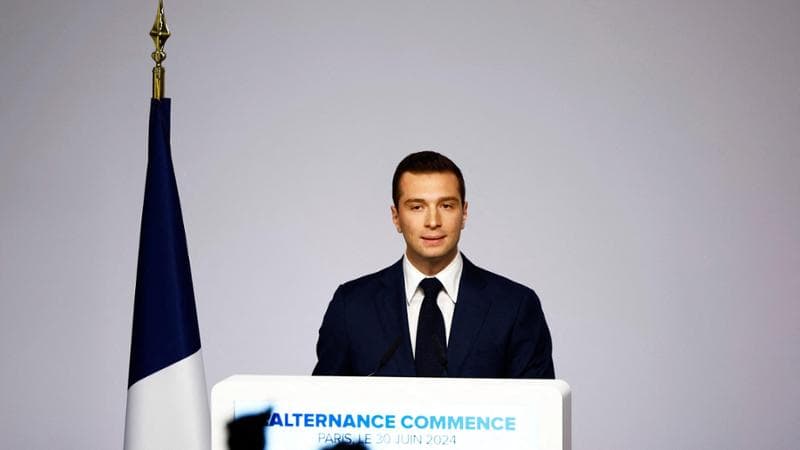 Elezioni in Francia, risultati in diretta. Exit poll: Le Pen avanti, bene la sinistra. Macron rimonta e apre agli accordi di desistenza anche con Mélenchon: “Alleanza democratica e repubblicana” contro la destra