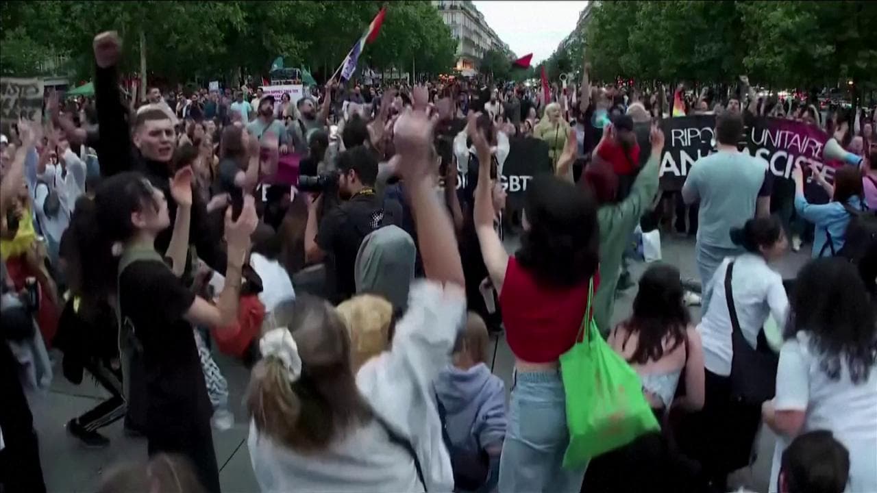 Parigi, manifestazione contro la destra: "Siamo tutti antifascisti"