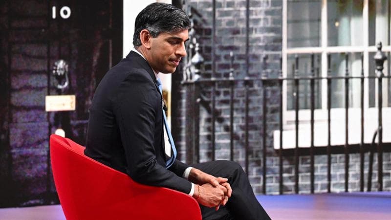 Rishi Sunak, il premier dei record che rischia di passare alla storia per aver portato i Tories al minimo storico